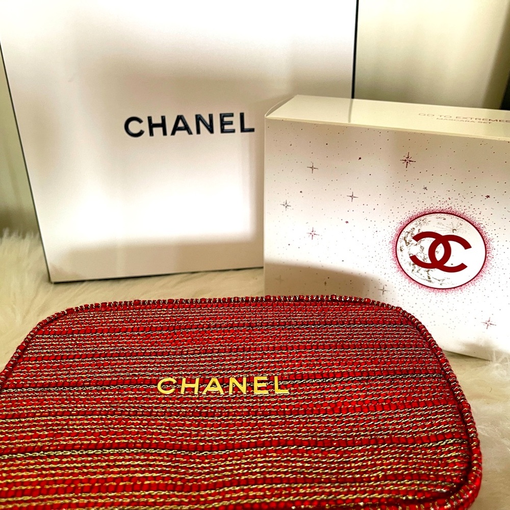 Chanel Holiday Set 2022 Red Makeup Pouch
NWT/NEW
CHANEL